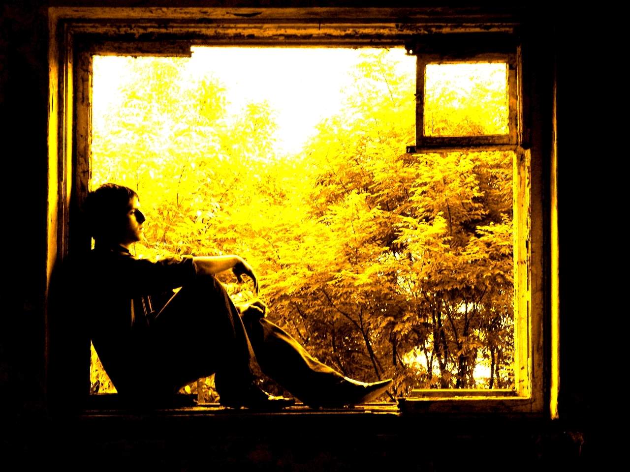 Вечером становится грустно. Осень одиночество. Окно осень. Мужчина вечером у окна. Осенний вечер у окна.