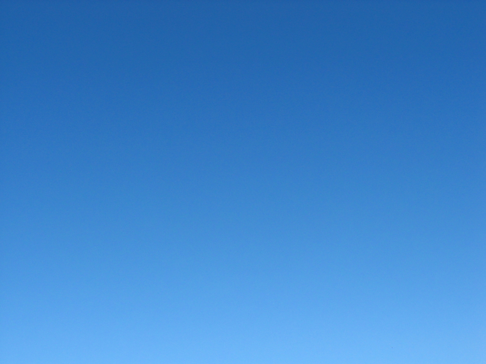 В оконной раме голубеет квадратик чистого неба. Безоблачное небо. Ясное небо. Чистое небо. Голубое безоблачное небо.